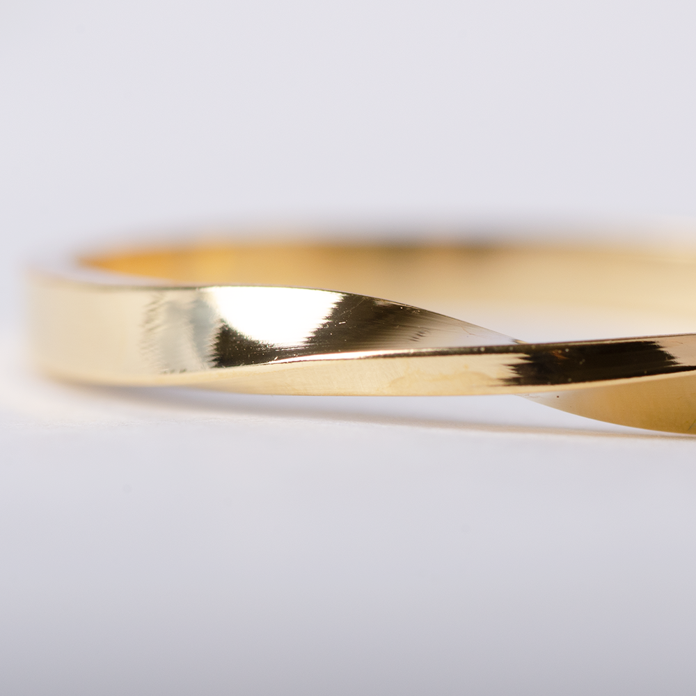 Ring knot mobius