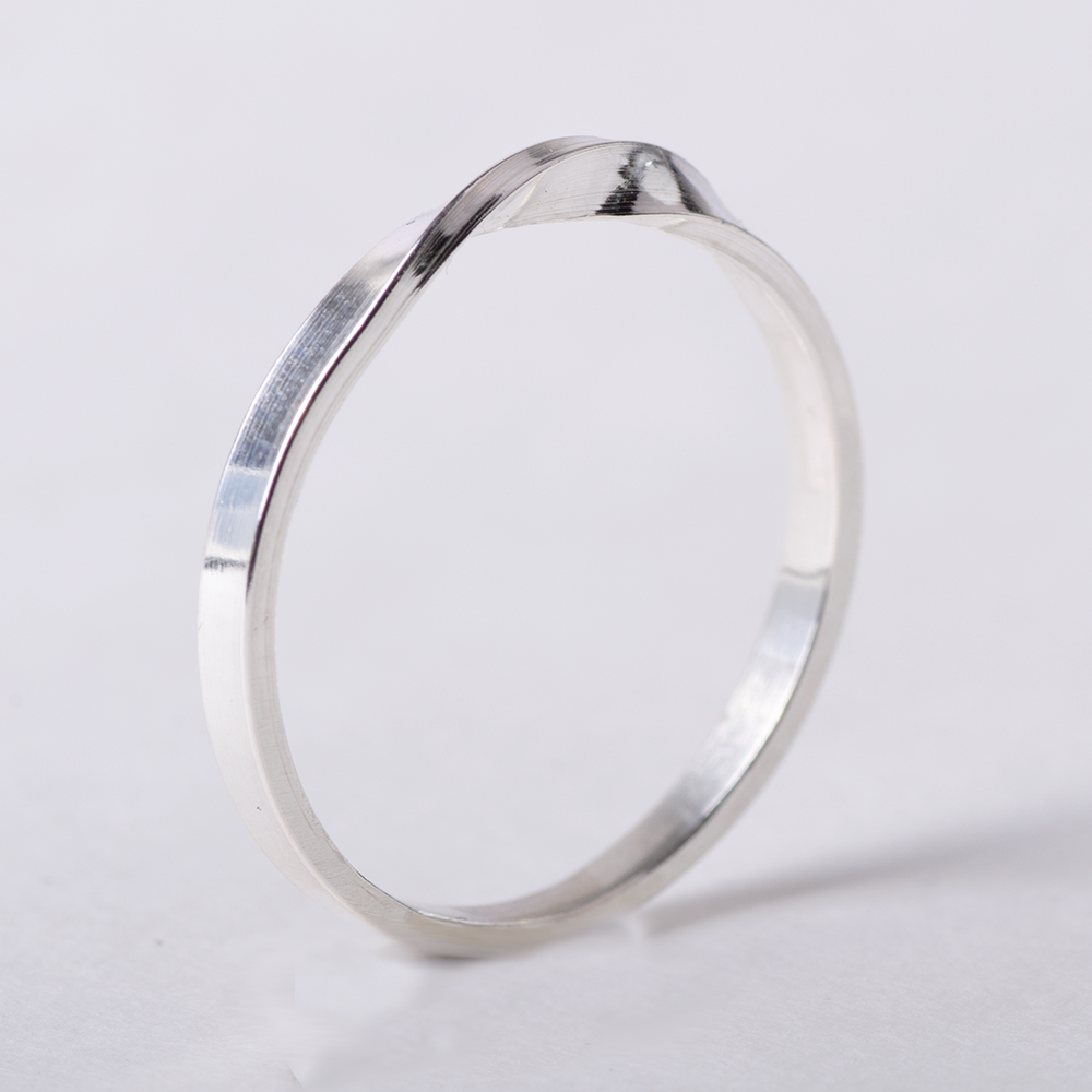 Ring knot mobius