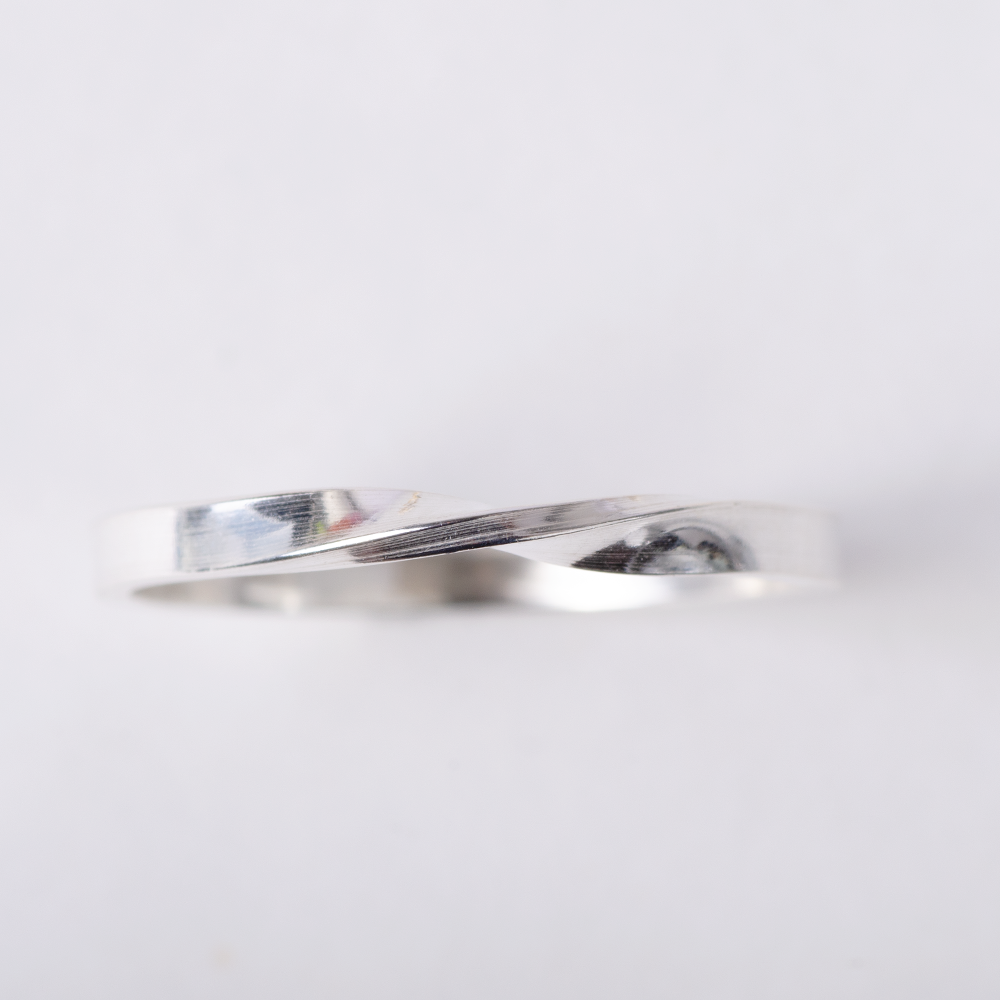 Ring knot mobius