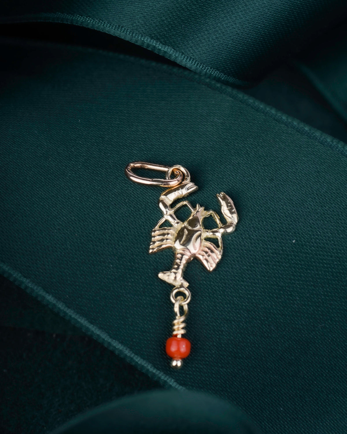 De Alexandra David-Néel hanger 14k