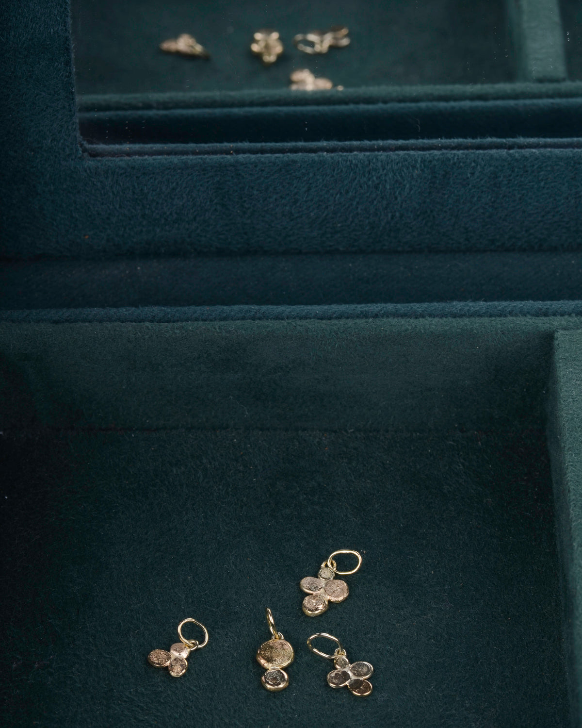 De Yayoi Kusama hanger 14k