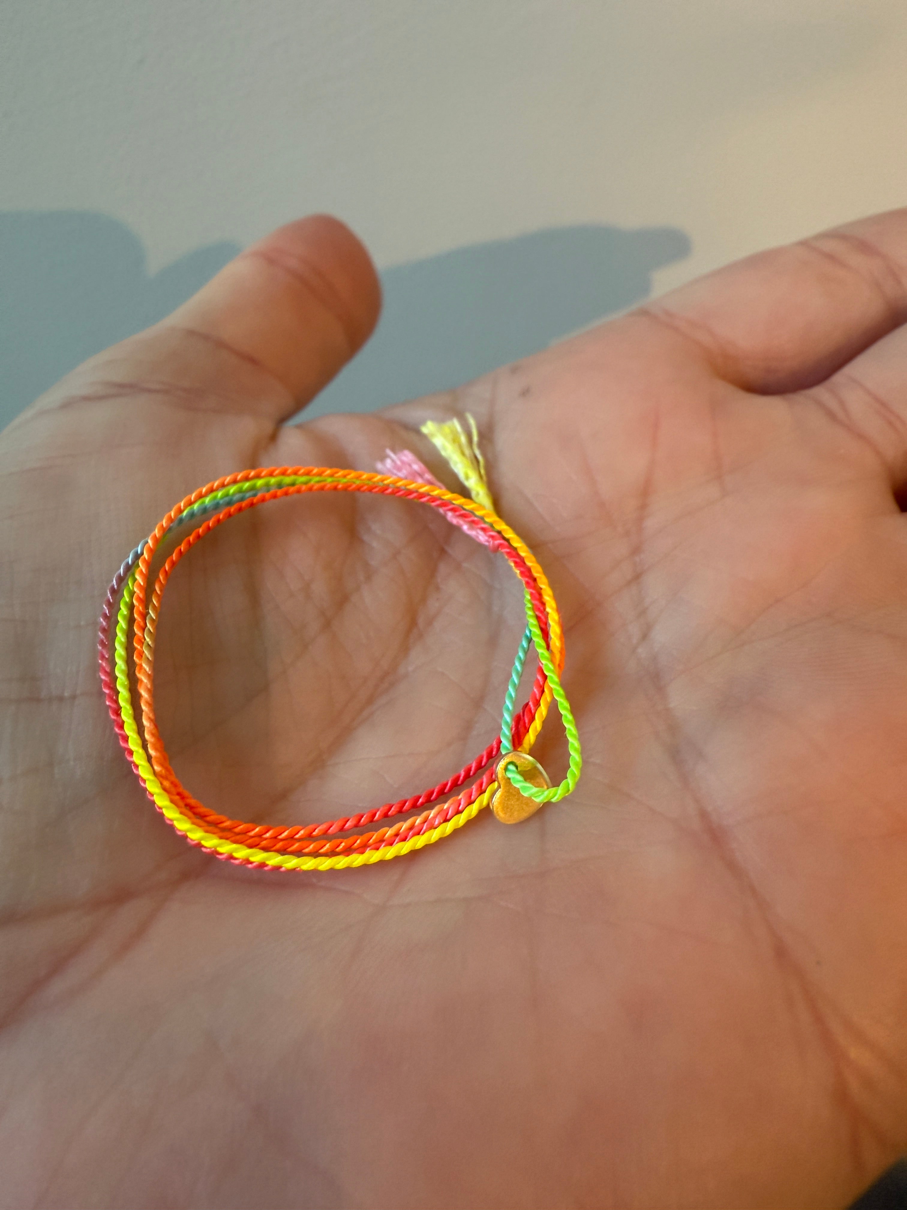 Armband love knot rainbow - gratis
