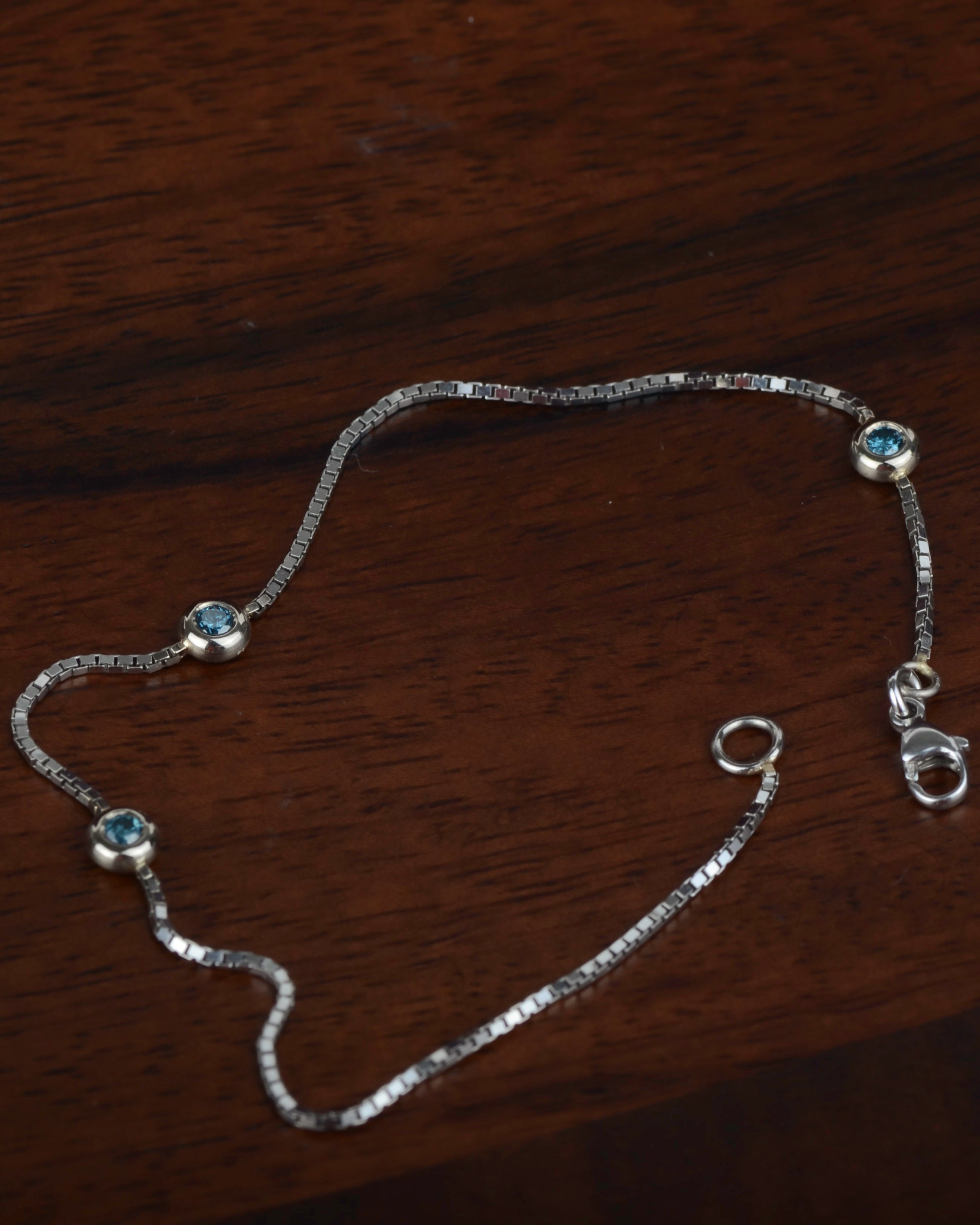 Indigo snow armband 14k witgoud