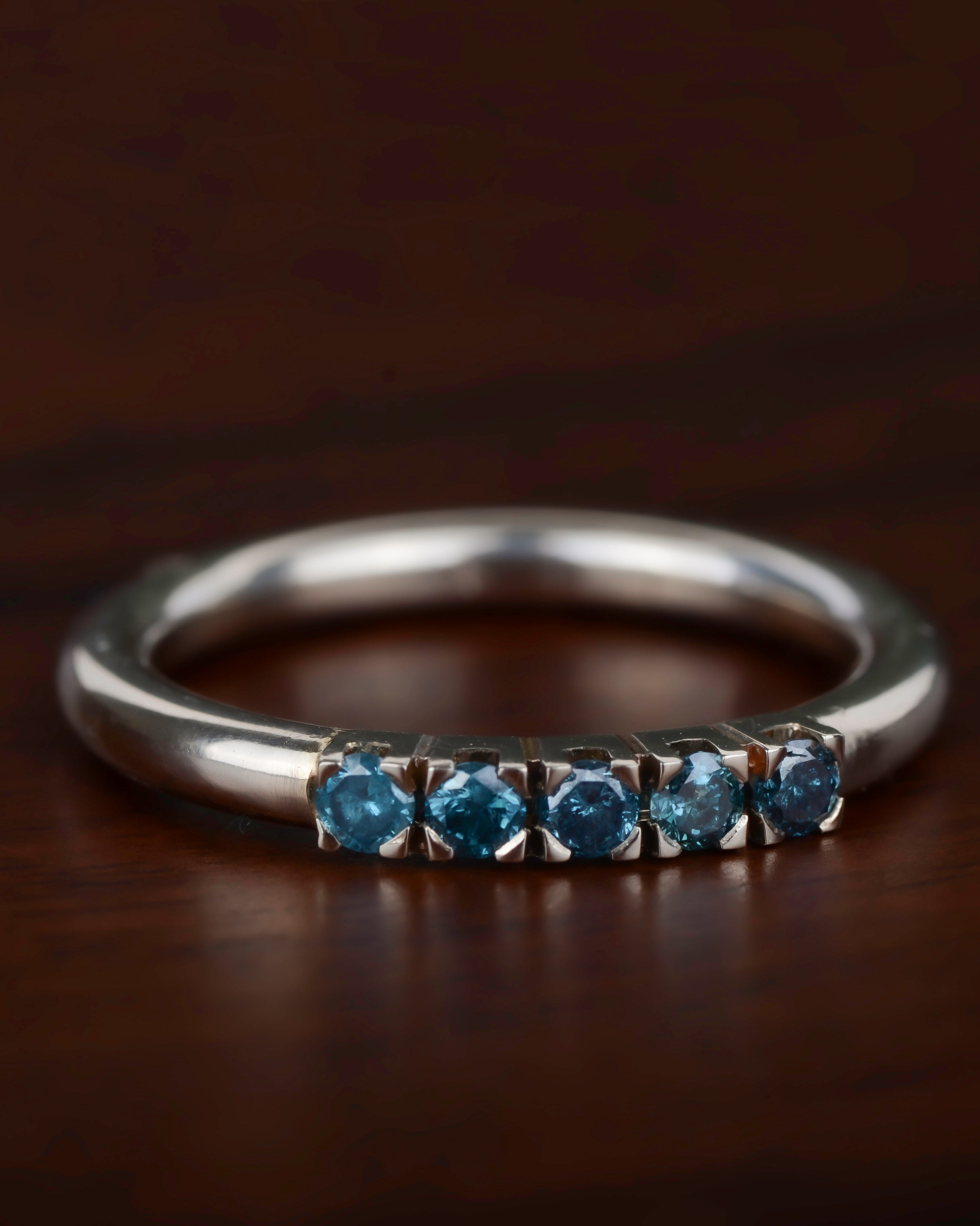 Indigo snow ring 14k witgoud