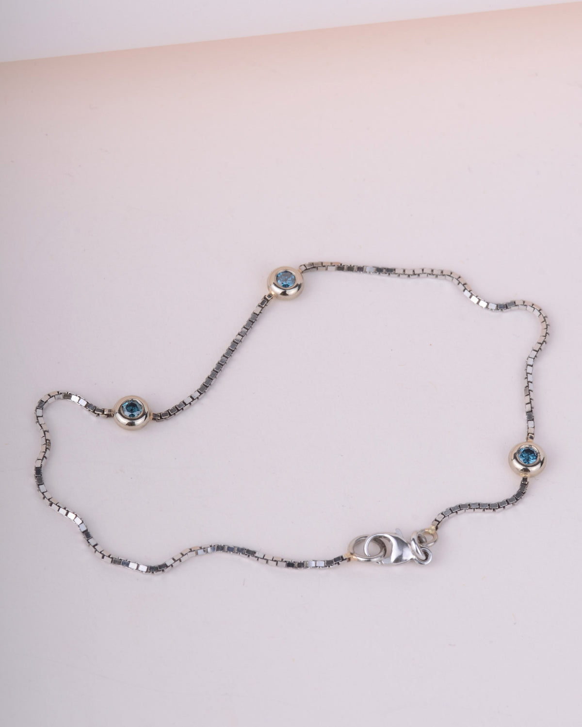 Indigo snow armband 14k witgoud