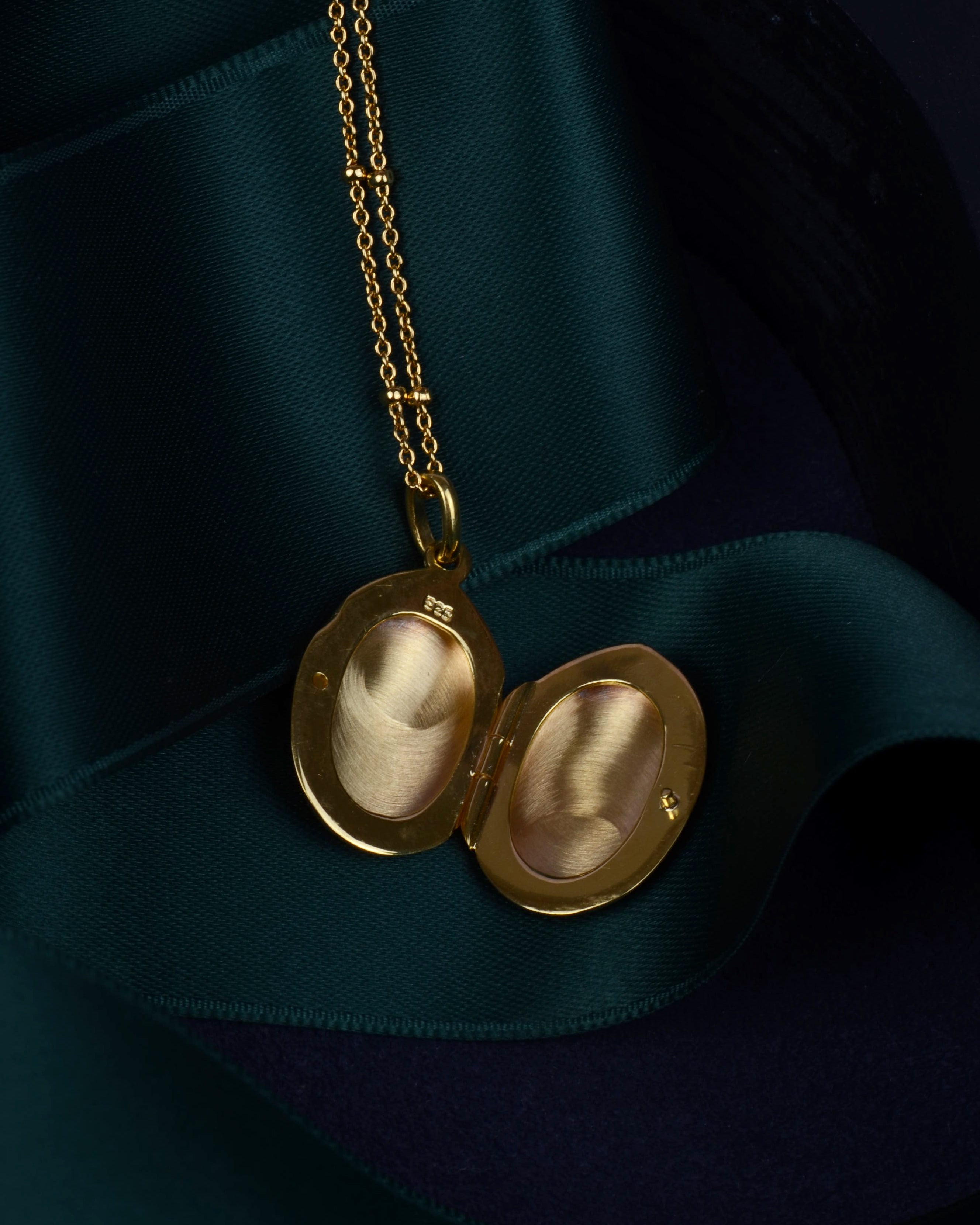 Classic monogram medaillon