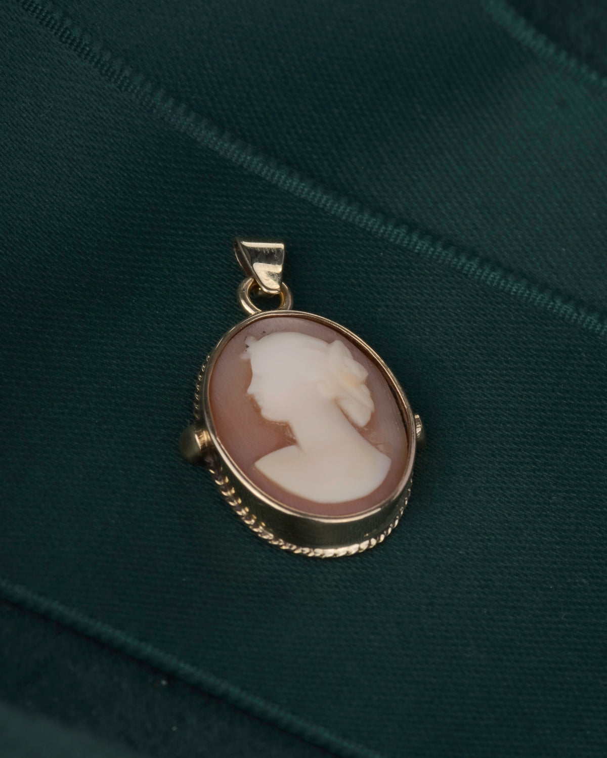 De Eleanor Roosevelt hanger 14k