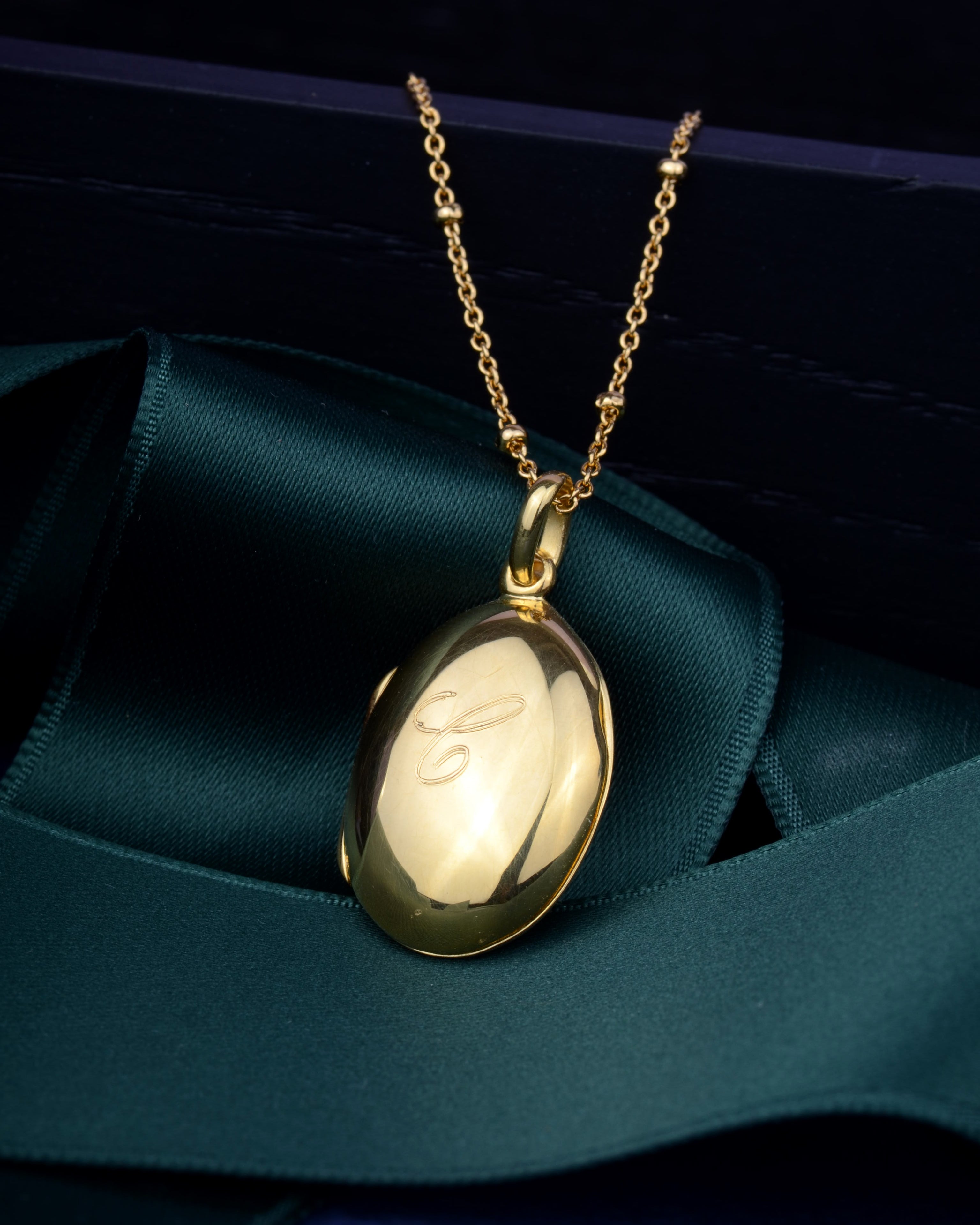 Classic monogram medaillon