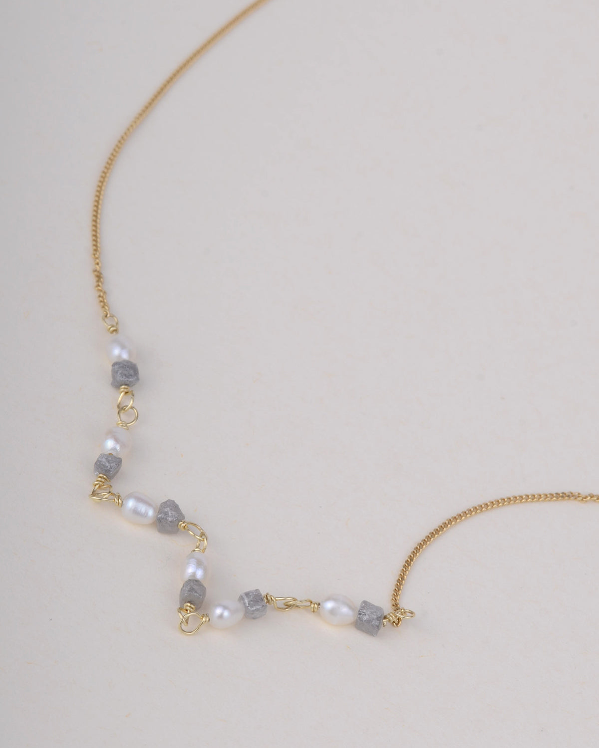 Ketting 14k rough rock & soft pearl