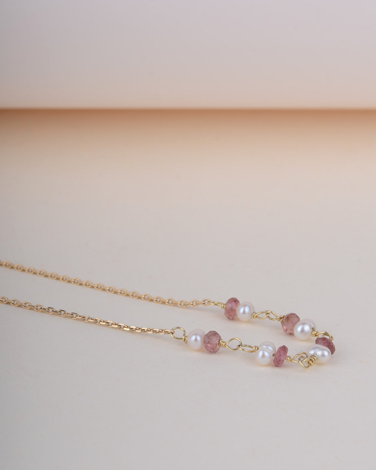 Ketting 14k rough rock & soft pearl