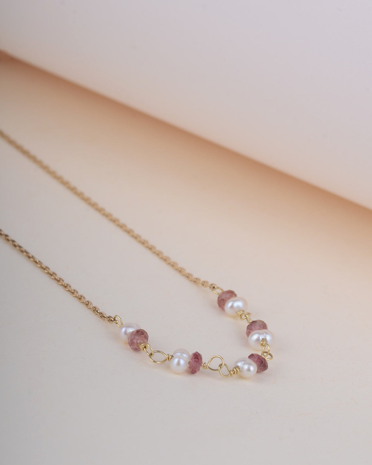 Ketting 14k rough rock & soft pearl