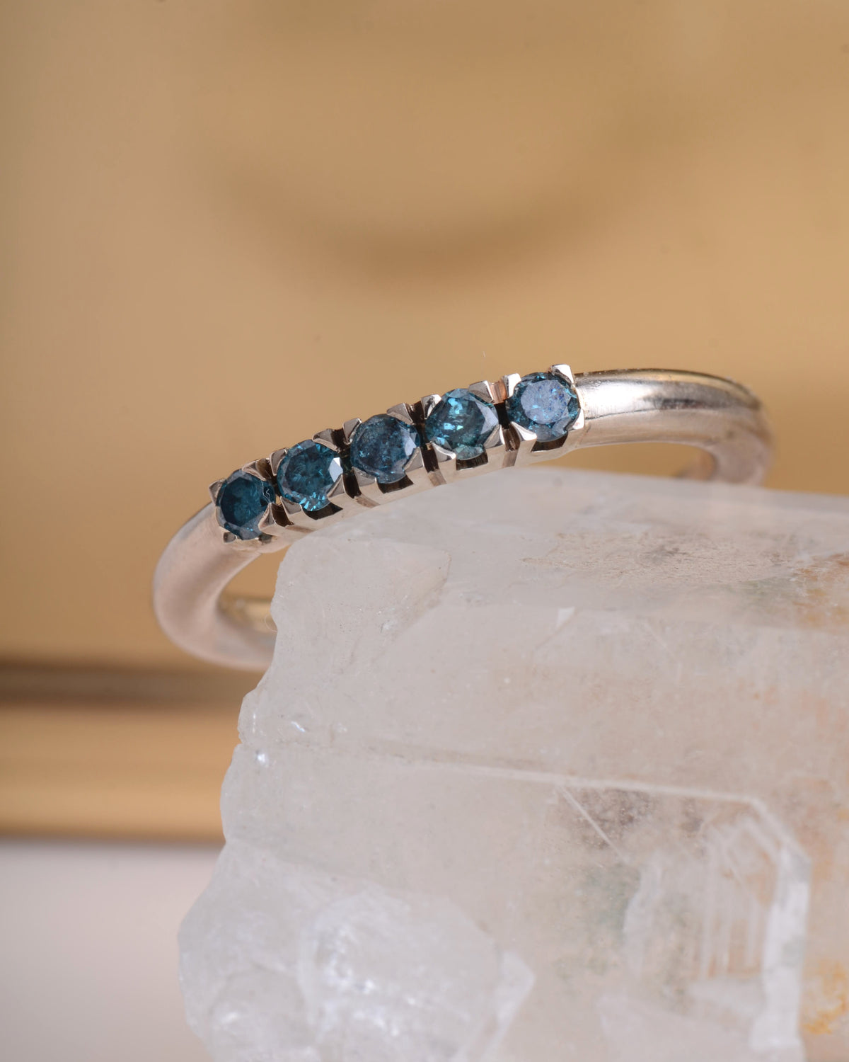 Indigo snow ring 14k witgoud