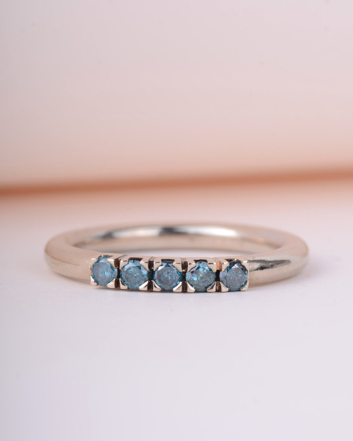 Indigo snow ring 14k witgoud