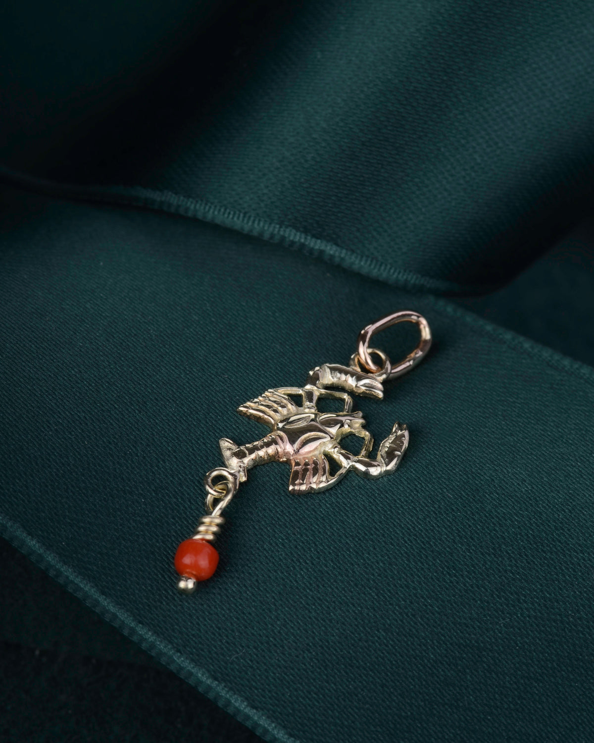 De Alexandra David-Néel hanger 14k