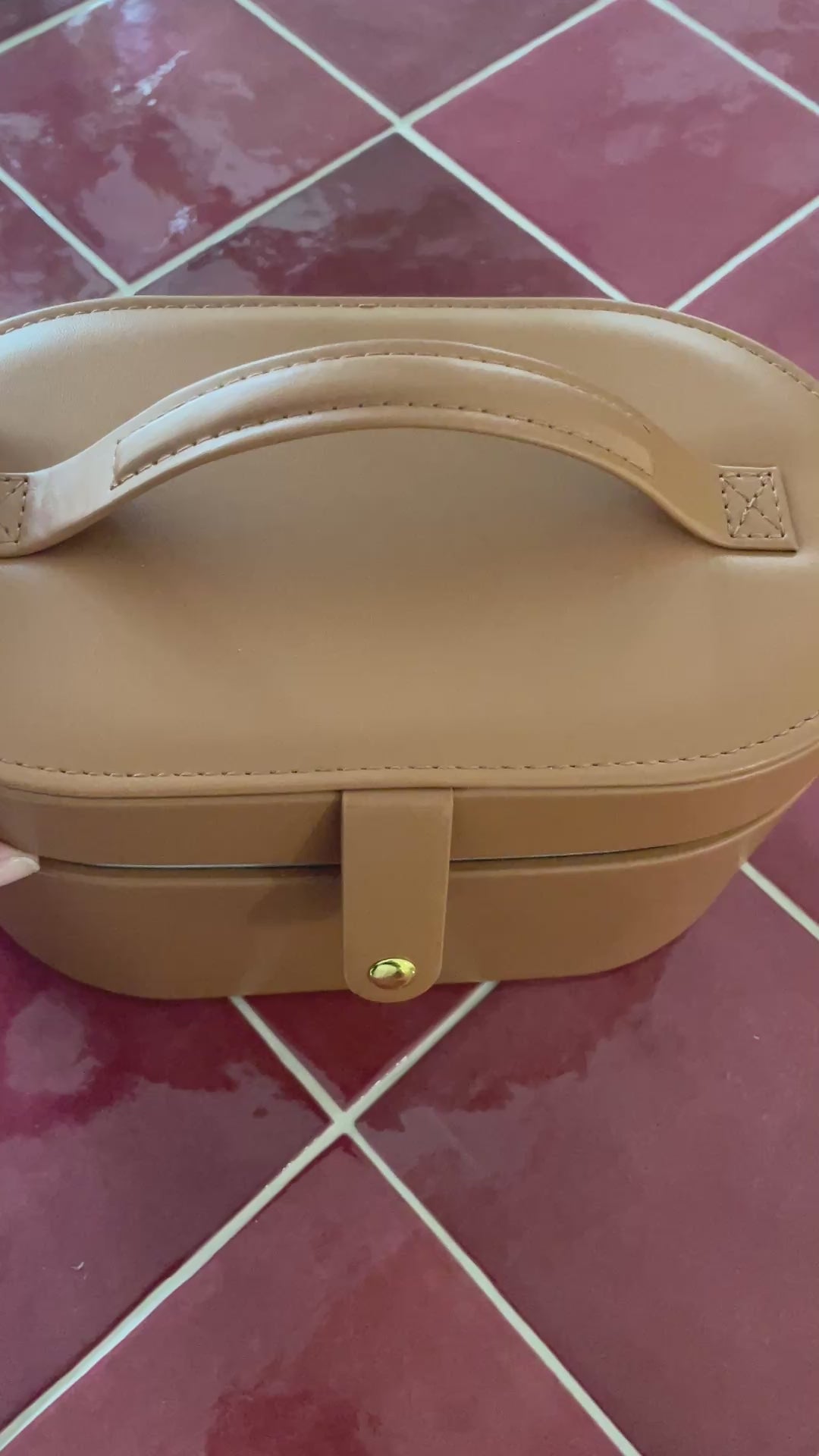 Load video: Travel case Elizabeth Taylor