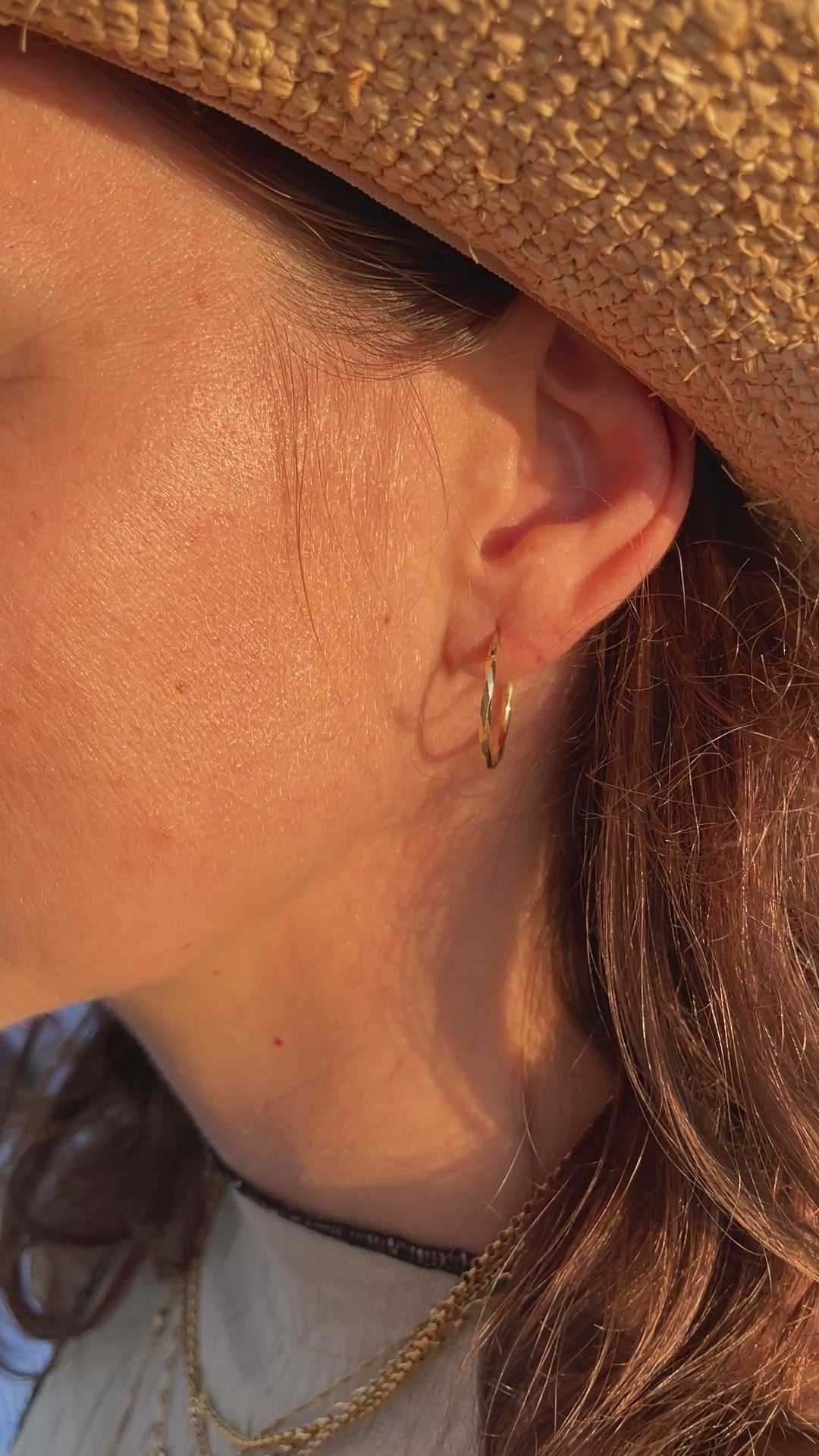 Load video: Earrings 14k pierrot