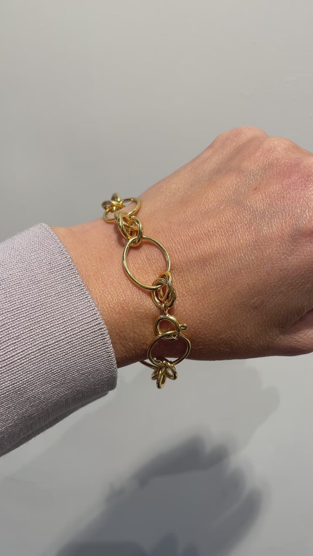 Load video: Bracelet connection